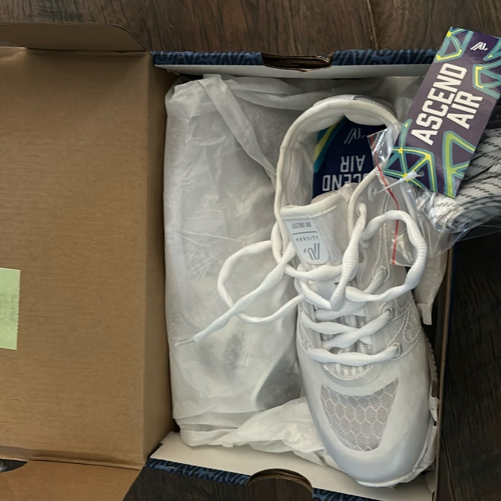 Varsity Ascend Air Cheer Shoes Woman’s White Size 5